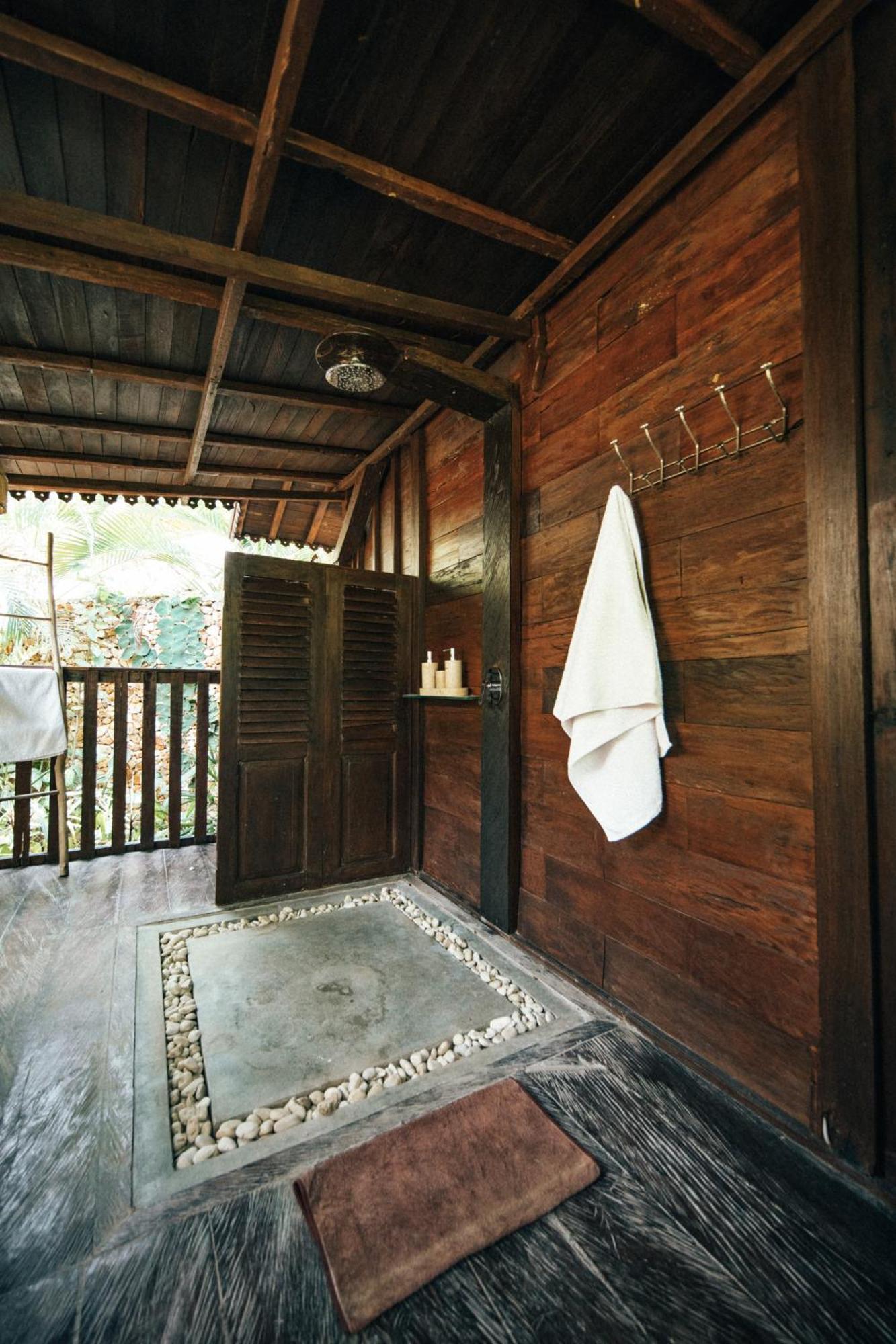Ellya Areguling, For 8-10 Pax Kuta (Lombok)